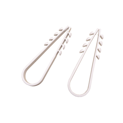 Bolsa con 100 clips sujetadores de plástico para cables de 11 a 19 mm. Ideales para instalaciones en pared, brindan sujeción firme y segura.